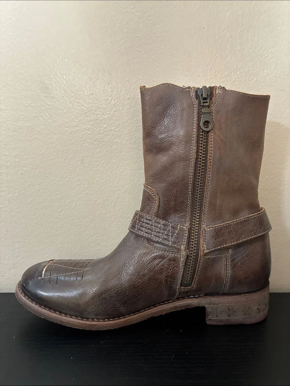 leather Bed Stu Yellowstone booties feature a harness strap size 6.5